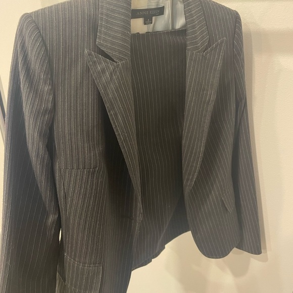 Ladies Suit - Picture 1 of 2